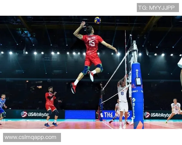 小南斯篮下强势进攻旱地拔葱单臂暴扣展现霸主风范