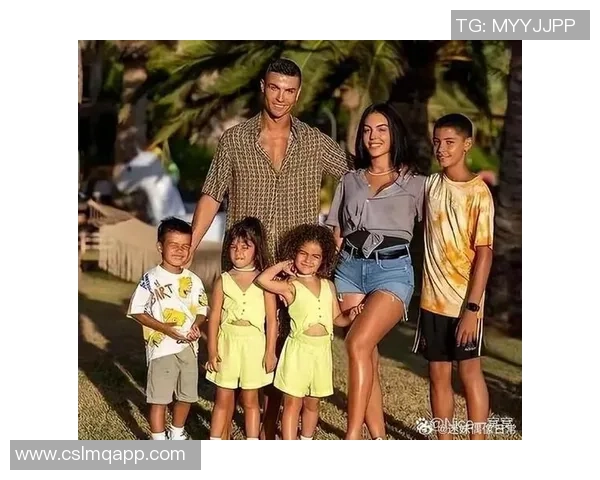 C罗与乔治娜海滨度假时光甜蜜瞬间尽显性感魅力与家庭温馨